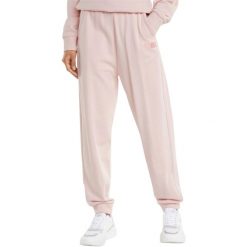 Spodnie Puma Her High Waist Pants Tr Cl, Kobiety. Czerwone spodnie dresowe damskie Puma, l, bez wzorów, z bawełny, z podwyższonym stanem. Za 390.00 zł.
