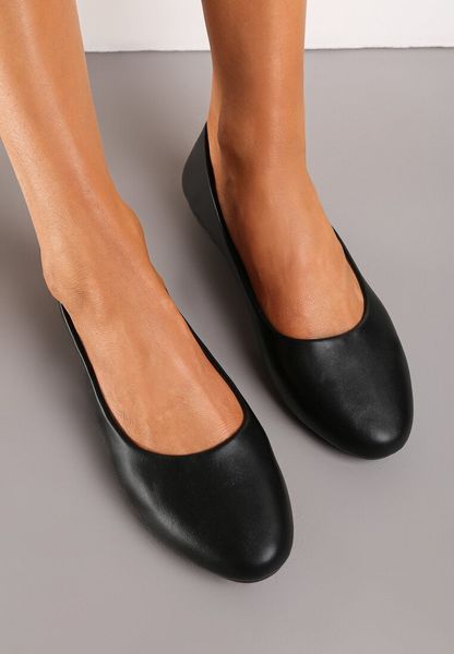 Czarne Płaskie Balerinki z Imitacji Skóry Wsuwane z Okrągłym Noskiem Jemenna. Czarne baleriny damskie Renee, na lato, bez wzorów, ze skóry, eleganckie, bez obcasa, na płaskiej podeszwie. Za 49.99 zł.
