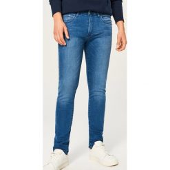 Jeansy slim fit - Niebieski. Niebieskie jeansy męskie Reserved. Za 89.99 zł.