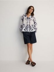 Bawełniana koszula z nadrukiem - wielobarwny. Koszule damskie Reserved, l, bez wzorów, z bawełny, bez kołnierzyka, bez ramiączek. W wyprzedaży za 69.99 zł.