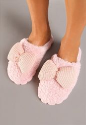 Różowe Pluszowe Kapcie z Kokardką i Tłoczoną Podeszwą Vamika. Czerwone kapcie damskie Born2be, z aplikacjami. Za 29.99 zł.