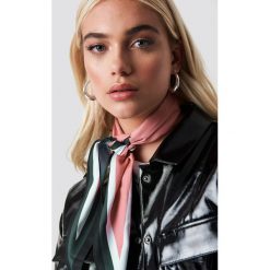 NA-KD Accessories Chusta do włosów w paski - Pink. Różowe szaliki i chusty damskie NA-KD Accessories, w paski. W wyprzedaży za 37.07 zł.