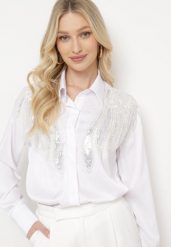 Biała Koszula o Klasycznym Fasonie z Naszywkami i Cekinami Akrasia. Białe bluzki damskie Born2be, m, z aplikacjami, biznesowe, bez kołnierzyka, bez ramiączek. Za 69.99 zł.