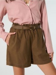 Szorty paperbag w stylu smart casual z paskiem - brązowy. Brązowe szorty damskie Sinsay, l, bez wzorów, z materiału, boho. W wyprzedaży za 29.99 zł.