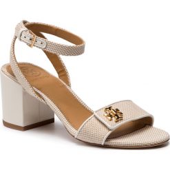 Sandały TORY BURCH - Kira 65mm Sandal 55518 Natural/Perfect Ivory 263. Klapki damskie Tory Burch. W wyprzedaży za 979.00 zł.