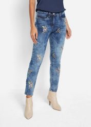Dżinsy Slim Fit z kwiatowym haftem. Niebieskie jeansy damskie bonprix. Za 199.99 zł.