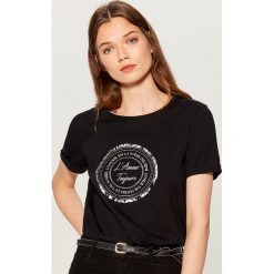 Koszulka z połyskującym haftem - Czarny. Czarne t-shirty damskie Mohito, l, bez wzorów, bez kołnierzyka. W wyprzedaży za 29.99 zł.