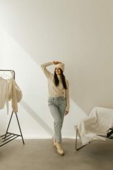 Czapka damska z angorą WINTER BETLEWSKI® kremowy. Białe czapki i kapelusze damskie bez wzorów. Za 30.75 zł.