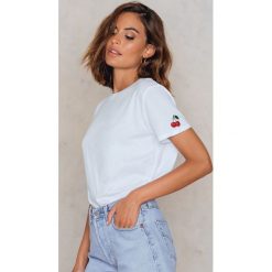 NA-KD T-shirt z haftem na rękawie Cherry - White. T-shirty damskie marki NA-KD. Za 72.95 zł.