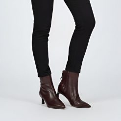 Botki damskie S. Barski, eleganckie na szpilce z noskiem w szpic skórzane licowe i na zamek, bordowe, CR52-661. Czerwone kozaki damskie S.BARSKI, ze skóry, bez obcasa, na obcasie. Za 439.00 zł.