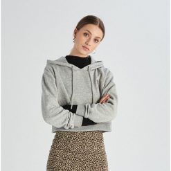 Krótka bluza z kapturem - Jasny szary. Bluzy damskie Sinsay. W wyprzedaży za 24.99 zł.