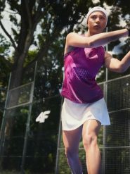 4F Koszulka bez rękawów tenisowa regular szybkoschnąca damska - fioletowa L. Fioletowe koszulki sportowe damskie 4f, l, bez wzorów, bez kołnierzyka, bez ramiączek, na fitness i siłownię. Za 99.99 zł.