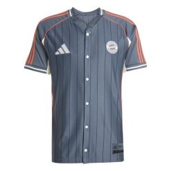 Koszulka kibica baseballowego US Bayern Monachium 2025/26. Szare koszulki sportowe męskie Adidas, l, bez wzorów, z materiału, bez kołnierzyka, bez ramiączek, na fitness i siłownię. Za 340.30 zł.
