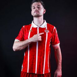 Koszulka domowa Wydad AC 2025/26. Czerwone koszulki sportowe męskie Kappa, bez wzorów, bez kołnierzyka, bez ramiączek, do piłki nożnej. Za 403.00 zł.