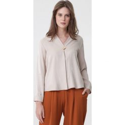 Khaki Koszula Repetitive. Brązowe bluzki damskie Born2be, l, z aplikacjami, z jeansu, eleganckie, bez kołnierzyka, bez ramiączek. Za 89.99 zł.
