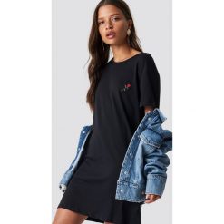 NA-KD Rose Embroidery T-shirt Dress - Black. Czarne t-shirty damskie NA-KD, z materiału, z koszulowym kołnierzykiem. Za 80.95 zł.