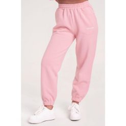 Spodnie fitness damskie Gym Glamour dresowe. Czerwone spodnie sportowe damskie GYM GLAMOUR, s, bez wzorów, z dresówki, na fitness i siłownię. Za 189.99 zł.