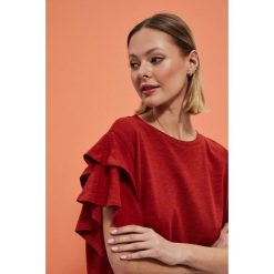 Bluzka z falbanami rubinowa. Czerwone bluzki damskie MOODO, m, bez wzorów, z bawełny, bez kołnierzyka, bez ramiączek. W wyprzedaży za 20.99 zł.