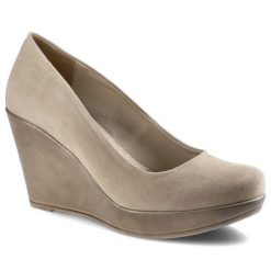 Czółenka damskie Karino, zamszowe koturny z pełnym noskiem i wygodną jednolitą platformą, beżowe, 1224-001-P. Brązowe półbuty damskie Karino, bez wzorów, z weluru, biznesowe, bez obcasa, na koturnie, bez zapięcia. Za 269.00 zł.