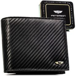 Duży portfel męski ze skóry naturalnej w czarnym kolorze bez zapięcia zewnętrznego, w zestawie z brelokiem - Peterson. Czarne portfele męskie Peterson, bez wzorów, ze skóry. Za 99.99 zł.