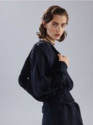 Torebka hobo ze strassem - czarny. Czarne torebki do ręki damskie Reserved, bez wzorów, bez dodatków. Za 239.99 zł.