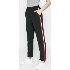 Vero Moda - Spodnie Emma. Spodnie materiałowe damskie marki Vero Moda. W wyprzedaży za 119.90 zł.