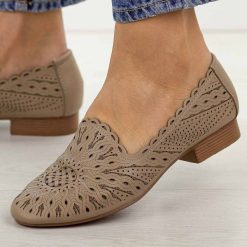 Beżowe skórzane półbuty damskie Jezzi Ol50-3. Brązowe półbuty damskie Jezzi, na lato, w ażurowe wzory, ze skóry, casualowe, z okrągłym noskiem, bez obcasa, na płaskiej podeszwie, bez zapięcia. W wyprzedaży za 206.10 zł.