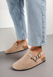 Ciemnobeżowe Klapki Chodaki z Imitacji Zamszu z Paskiem z Klamerką Gonidra. Brązowe klapki damskie Born2be, bez wzorów, z jeansu, eleganckie, bez obcasa, na obcasie. Za 64.99 zł.