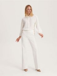 Spodnie z ozdobnymi guzikami - biały. Białe spodnie materiałowe damskie Reserved, l, bez wzorów, z bawełny. W wyprzedaży za 35.99 zł.