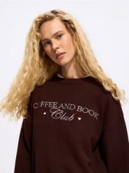 Sweter z haftowanym napisem - brązowy. Brązowe swetry damskie Reserved, l, bez wzorów, z dzianiny, bez kołnierzyka, bez ramiączek, bez kaptura. Za 129.99 zł.
