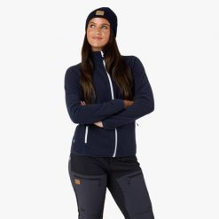 Bluza polarowa turystyka damska Swedemount Stryn Fleece szybkoschnąca. Białe bluzy damskie SWEDEMOUNT, bez wzorów, z polaru, bez kaptura, narciarskie. W wyprzedaży za 152.99 zł.