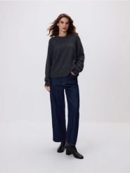Sweter z wełną i dodatkiem kaszmiru - ciemnoszary. Szare swetry damskie Reserved, l, bez wzorów, z kaszmiru, bez kołnierzyka, bez ramiączek, bez kaptura. Za 299.99 zł.