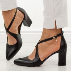 Czarne lico skórzane czółenka damskie na słupku Prestige 2045/obl. Czarne czółenka damskie Prestige, bez wzorów, ze skóry, biznesowe, bez obcasa, na obcasie, bez zapięcia. Za 419.00 zł.