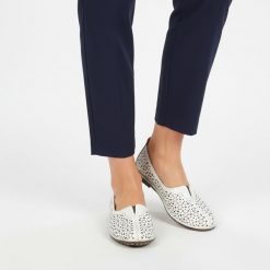 Półbuty damskie Artiker cholewka skóra naturalna perforowana wsuwany fason elastyczne wstawki po bokach zaokrąglony nosek niski krój dopasowana linia. Białe półbuty damskie Artiker, bez wzorów, ze skóry, bez obcasa, na płaskiej podeszwie, bez zapięcia. Za 209.00 zł.