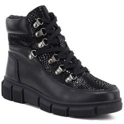 Skórzane botki damskie czarne eVento 26BT17-601. Czarne botki damskie eVento, ze skóry, bez obcasa, na koturnie, bez zapięcia. Za 209.99 zł.