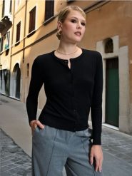 Sweter na guziki - czarny. Czarne swetry damskie Sinsay, l, bez wzorów, bez kołnierzyka, bez ramiączek, długie, bez kaptura. Za 29.99 zł.