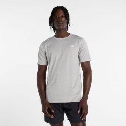 Koszulka męska New Balance MT61O0U4AG – szara. Szare koszulki sportowe męskie New Balance, l, bez wzorów, z materiału, bez kołnierzyka, bez ramiączek, do biegania. Za 129.99 zł.