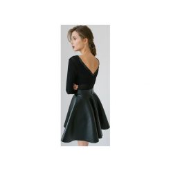 BLUZKA Z DEKOLTEM V. Czarne bluzki damskie Klaudyna cerklewicz fashion, z dzianiny, z dekoltem na plecach. Za 189.00 zł.