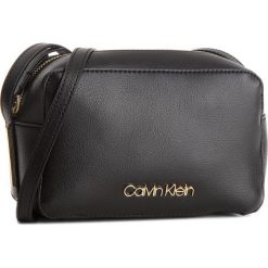 Torebka CALVIN KLEIN - Frame Camera Bag K60K604372 001. Czarne listonoszki damskie Calvin Klein, ze skóry ekologicznej. Za 399.00 zł.
