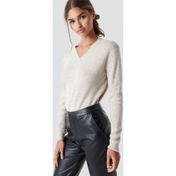 Rut&Circle Sweter z dekoltem V Erica - Beige. Swetry damskie marki Rut&Circle. Za 121.95 zł.
