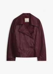 Kurtka z imitacji skóry o kreszowanej fakturze. Czerwone kurtki damskie bonprix, bez wzorów, ze skóry, eleganckie, bez kaptura. Za 249.99 zł.