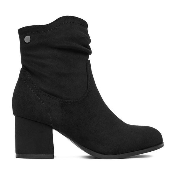 Botki JENNY. Czarne botki damskie Jenny, bez obcasa, na słupku, bez zapięcia. Za 159.99 zł.