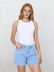 Jeansowe bermudy mid waist z haftowanymi kwiatkami - niebieski. Niebieskie szorty damskie Sinsay, bez wzorów, z jeansu. Za 69.99 zł.