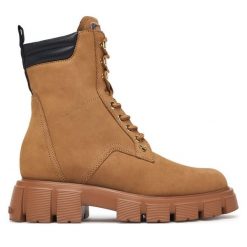 Trzewiki LOVE MOSCHINO. Brązowe botki damskie Love Moschino, bez obcasa, na płaskiej podeszwie, bez zapięcia. Za 1,299.00 zł.