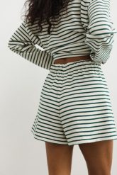 Szorty z bawełny strukturalnej w zielono beżowe paski - PENNY. Brązowe szorty damskie Marsala, bez wzorów, z bawełny, klasyczne. W wyprzedaży za 49.98 zł.