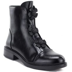Botki damskie z ozdobnymi kwiatkami ocieplane czarne Potocki SZ12852. Czarne botki damskie POTOCKI, ze skóry ekologicznej, bez obcasa, bez zapięcia. Za 179.99 zł.