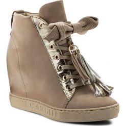 Sneakersy CARINII - B4401 504-J16-000-B88. Brązowe półbuty damskie Carinii, bez wzorów, z nubiku, bez obcasa, na koturnie, bez zapięcia. W wyprzedaży za 309.00 zł.
