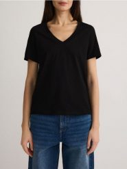 T-shirt regular z dekoltem V - czarny. Czarne t-shirty damskie Reserved, l, bez wzorów, z bawełny, bez kołnierzyka. W wyprzedaży za 19.99 zł.