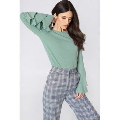 NA-KD Sweter z falbanami - Green. Zielone swetry damskie NA-KD, z elastanu, z okrągłym kołnierzem. W wyprzedaży za 85.37 zł.