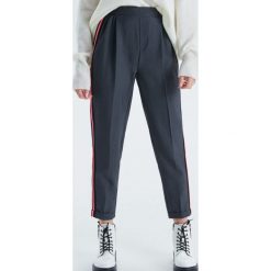 Spodnie tailoring z lampasem - Szary. Spodnie materiałowe damskie marki Cropp. Za 89.99 zł.